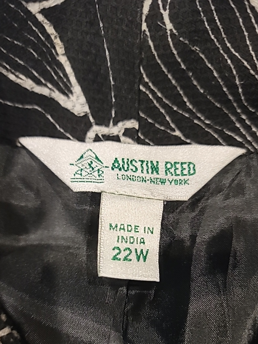 Austin Reed Black and White Floral. Open Front Jacket 22W - Picture 8 of 12